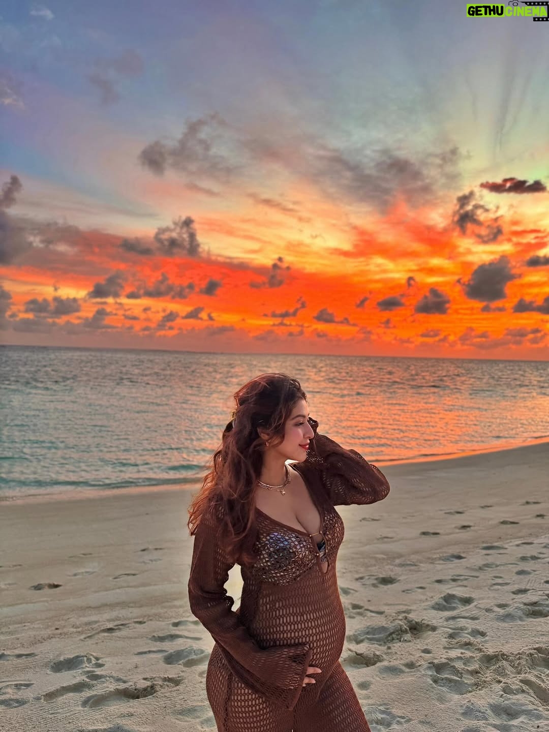 Sonarika Bhadoria - 449.2K Likes - The belly is my whole personality now! 🫠🤎🐣🤰🧿✨