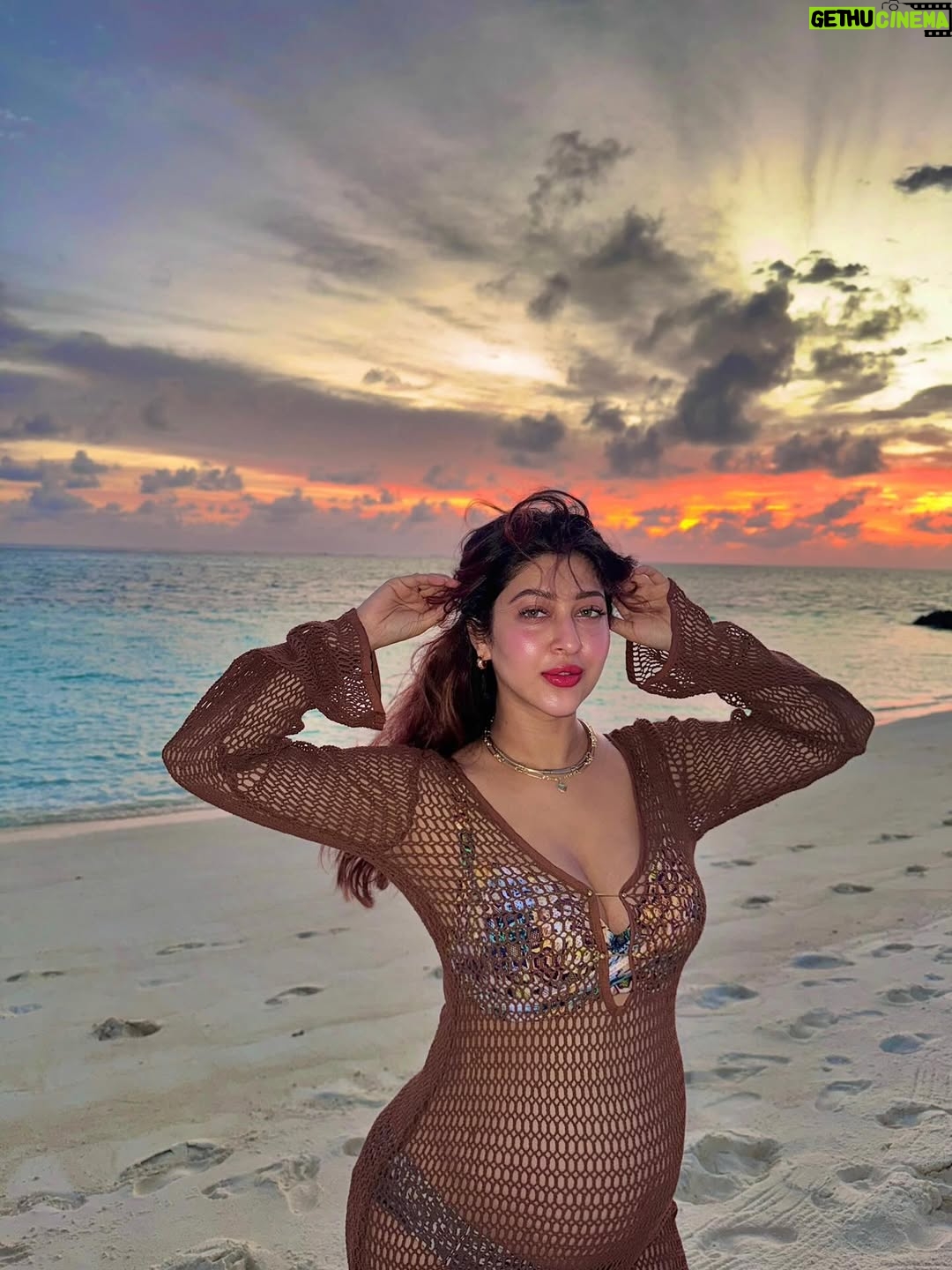 Sonarika Bhadoria - 449.2K Likes - The belly is my whole personality now! 🫠🤎🐣🤰🧿✨