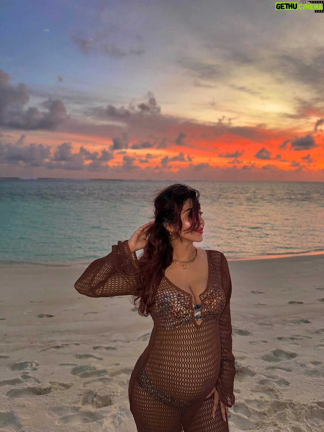 Sonarika Bhadoria - 449.2K Likes - The belly is my whole personality now! 🫠🤎🐣🤰🧿✨