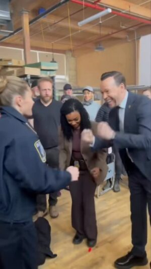 Sonequa Martin-Green Instagram - #BostonBlue is All New TONIGHT … TONIGHT! With special guest star @marisachicaramirez! Let’s bring it back one more time! See you la la la la la la TONIGHT! 10/9c @cbstv! 💚💙 #BostonBlue