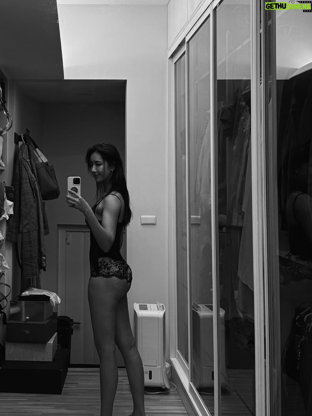 Sonia Sui - 50K Likes - 抱歉拖了一大段時間才有空發文，
菜單這就來了🤎

近期工作非常忙碌飛來飛去，飲食運動都不正常導致減脂期也不斷卡關，目前體重仍有58，也就是說，我從增肌期開始到減脂期的目前體重變化是51kg➡️60kg➡️58kg。

我的臀腿菜單內容非常簡單不複雜，一週固定兩次臀腿日，今天選1，下次就換2，如此不斷交替而已。
每項訓練都是以漸進式超負荷原則為基礎做四組，一組10下，四組都能穩穩完成10下就加重量。
加重量很重要，如果持續用同樣重量很難看到明顯效果，我過去10個月臀推從20kg慢慢推進到190kg，負重登階是3kg啞鈴慢慢推進到28kg壺鈴，這兩項訓練是我同時最喜歡也最害怕的，因為非常累人，通常我會擺在暖身後直接來，並需要搭配重金屬歌單才能順利進行，但效果非常突出。

不過，以臀型改變為目標最難的地方首先在於觀念，希望想不斷地看到臀部有進展的女孩都可以先去看看我先前就提過的那本科學化鍛鍊全書，我是先照著改正了觀念，放膽跟隨書上建議公式找出各個階段的進食邏輯，並接受體重上升和體型的變化，才有可能練出現在樣貌的臀。

最後，才是最重要也最難的：持之以恆的鍛鍊。
啊，這不用多說，我們都知道有多難，所以肯出門前往健身房妳就贏在起跑點了！

總之一起加油吧，追求曲線體態什麼的其實都是其次，一副健康的身體才是真正能帶著妳笑傲江湖的核心力量。

#我在台北的日子
#lifestyle
#healthandfitness 
#glutegains 
shapewear: 瑪麗蓮