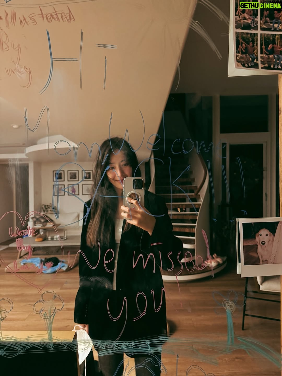 Sonia Sui - 18.9K Likes - 去了澳洲雪梨9天，忙到整個旅程只有和孩子視訊兩次，今天搭紅眼班機回來迫不及待想抱抱他們，但早上5點到家時大家都還在睡覺，一轉身，想念的情緒就被他們留在鏡子和門上的字牢牢抱緊了，尤其是知道我每次出門都放心不下院子裡植物的嚕喜小姐還特別在門上寫下「妳的花園一切都很好哦！」🤎

#我幸福的小日常
#回家真好
#請世界吃桌
#澳洲站完成✅
@have_a_seat_2026