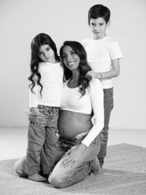 Sonia Tlve Instagram - Baby 4 is coming ❤️ en me souhaitant une longue et saine grossesse ☺️ mes pensées vont à ma Chiara d’amour … tu as été la dernière a sortir de mon ventre ! Je t’aimerais toujours !