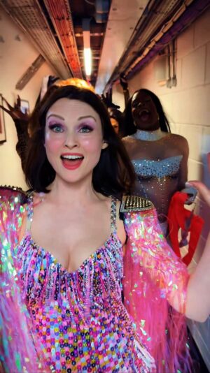 Sophie Ellis-Bextor Instagram - How I want to walk to stage every time from now on 💕✨💃 with the fabulous @sink_the_pink in tow!

Thank you @transmissionlive for organising such an incredible evening of music and performers last night, and to @glynfussell for asking me to be a part of it 🥰 It was a total honour to be there, with so much joy and intention in the room 🩷 please donate via the link in @transmissionlive’s bio if you are able to, it is such a vital cause and every bit helps xx