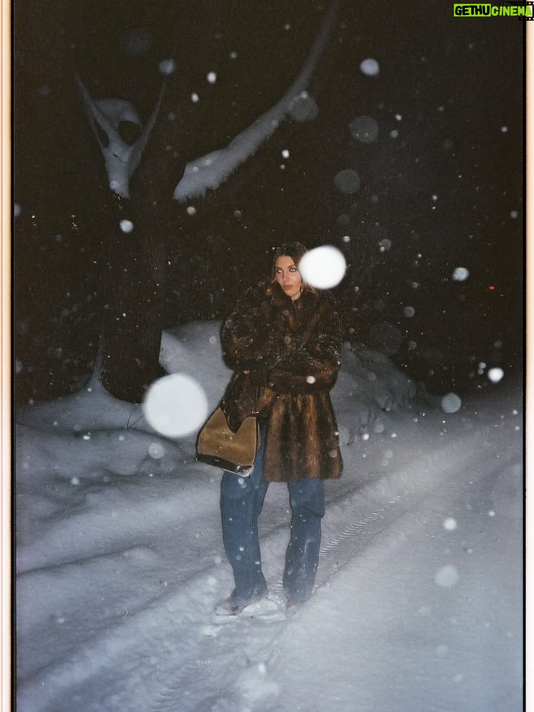 Sophie Nélisse - 105.6K Likes - Snowflakes & outtakes