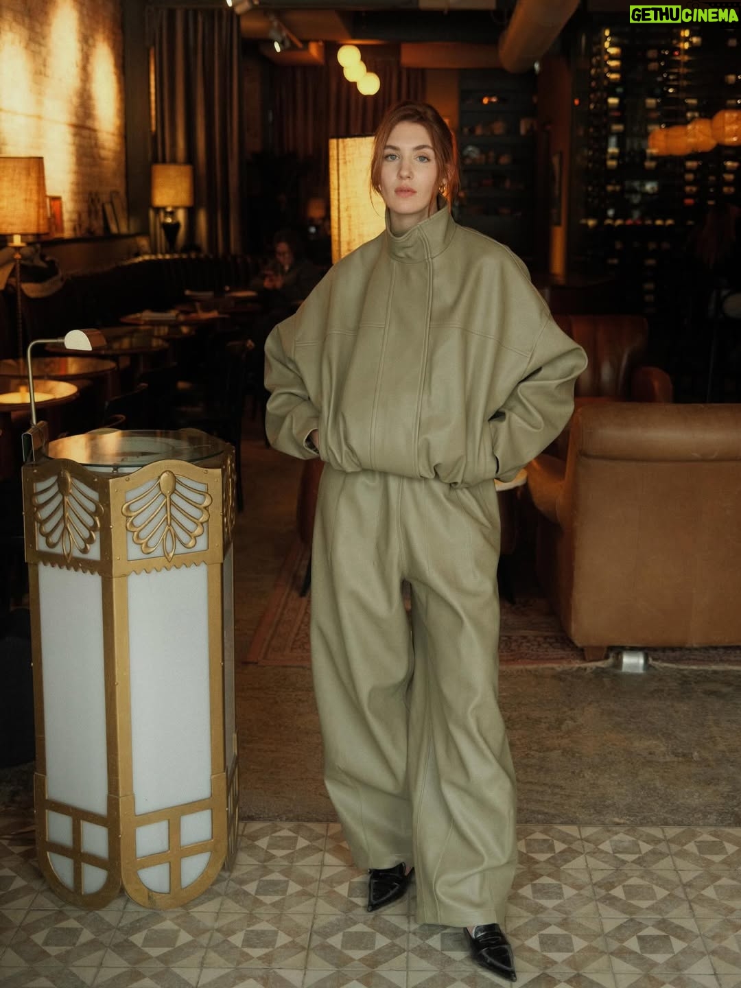Sophie Nélisse - 247.5K Likes - 🫒🫒🫒
-
@thefrankieshop #ad