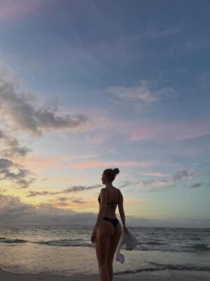 Sophie Nélisse Instagram - I should not be allowed to wear anything white