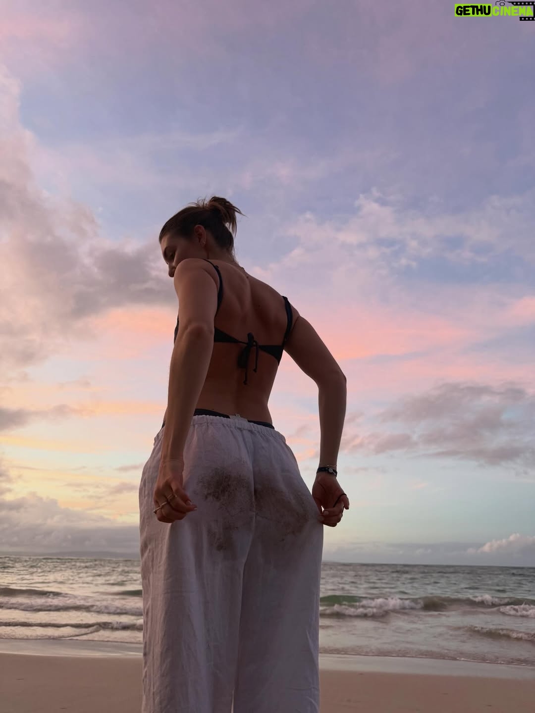 Sophie Nélisse - 207.8K Likes - I should not be allowed to wear anything white