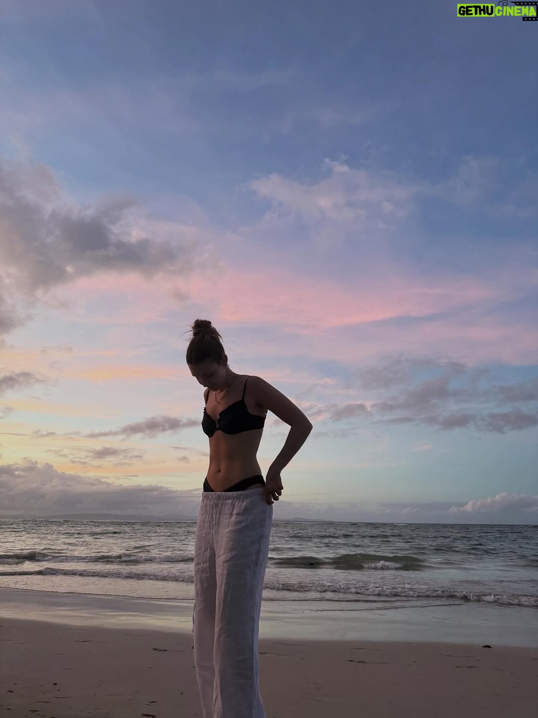 Sophie Nélisse - 207.8K Likes - I should not be allowed to wear anything white