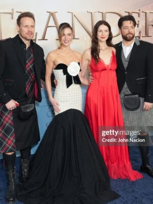 Sophie Skelton Instagram - Final season premiere for @outlander_starz . Felt the love last night. We really have the best fans, cast and crew. Thank you thank you thank you for being behind us and beside us for all of these years x