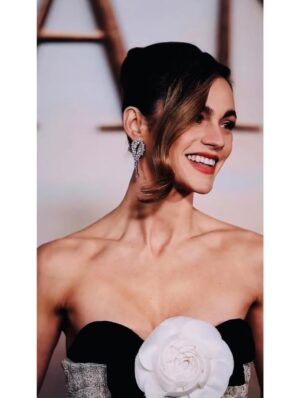 Sophie Skelton Instagram - Final season premiere for @outlander_starz . Felt the love last night. We really have the best fans, cast and crew. Thank you thank you thank you for being behind us and beside us for all of these years x