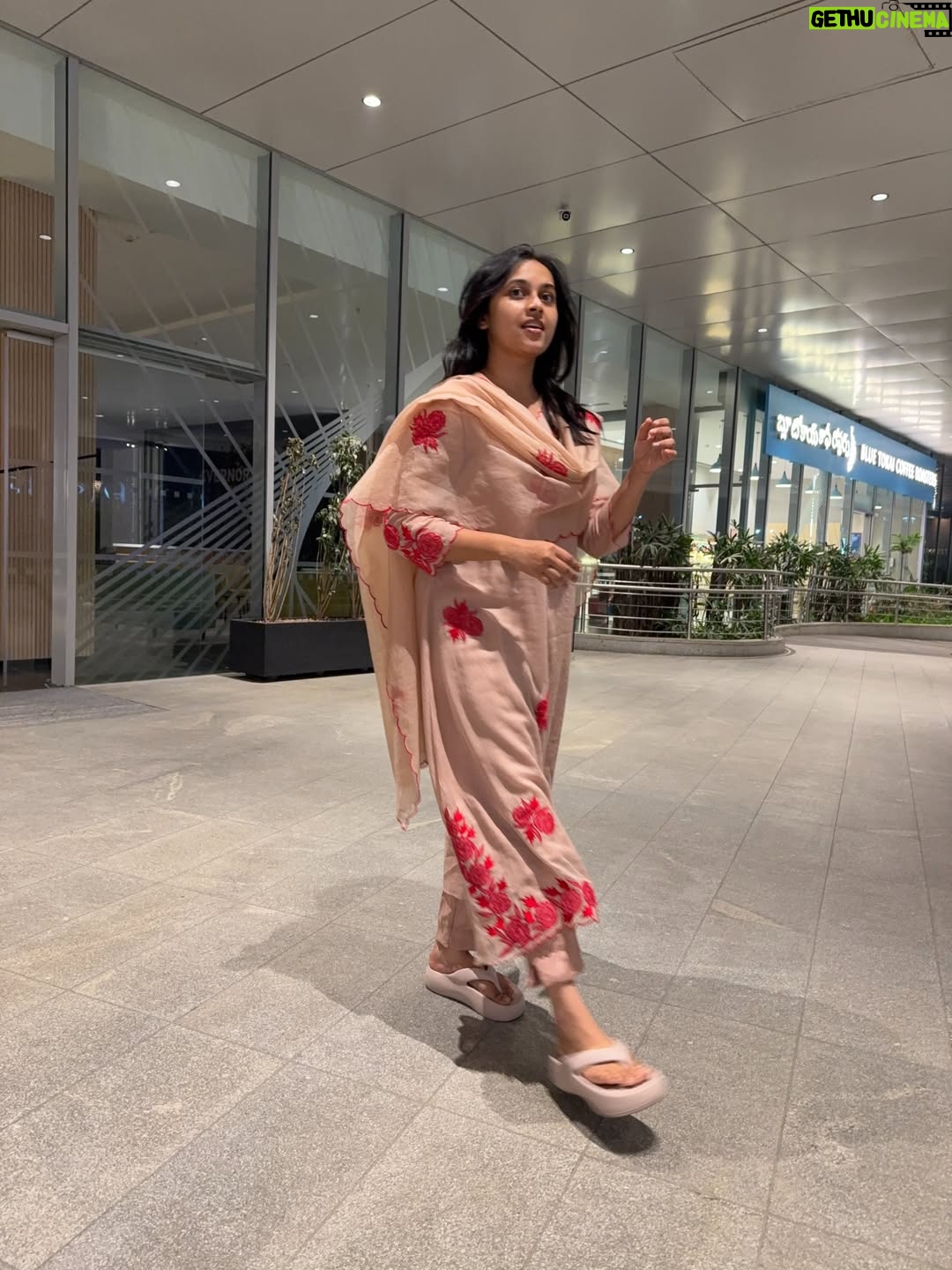 Sri Divya - 389.2K Likes - 👗 @btt_speaks