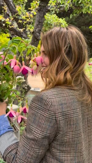 Stana Katic Instagram - A perfect Sunday to pluck a little guitar & pick some flowers🌷 #Sunday #Bouquet #Flower