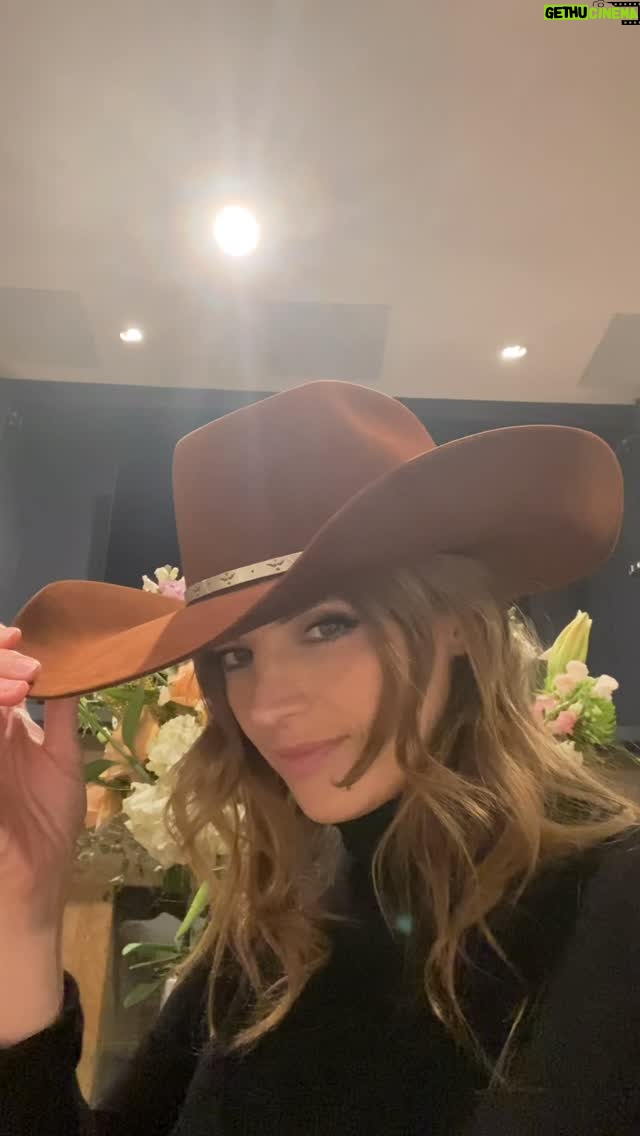 Stana Katic - 29.7K Likes - 😏😑😏