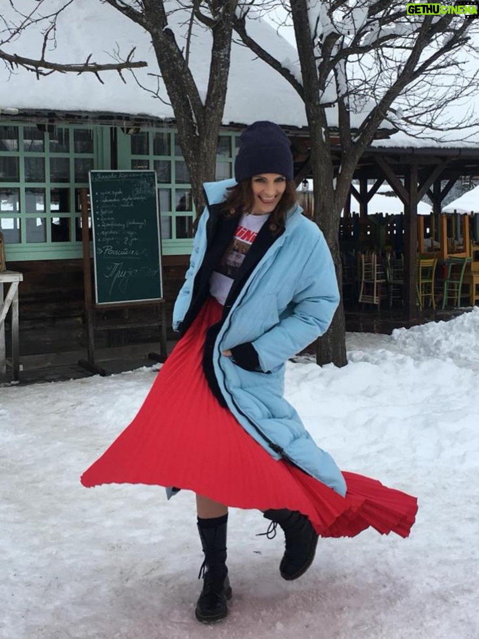 Stana Katic - 19.7K Likes - Bracing for the cold. ☃️❄️

It’s been nice weather in LA these past few… gotta get my inner #Elsa goin. #LetItGo #Freezing

Monday Memreeze Freeze.