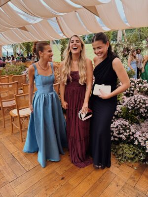Stefany Vaz Instagram - A temporada de casamentos de 2026 está oficialmente iniciada 🌟🪩🕺🏻

Pat e ju, amo vocês e contem comigo <3 

E claro que eu estava de @kojistoreoficial os melhores vestidos