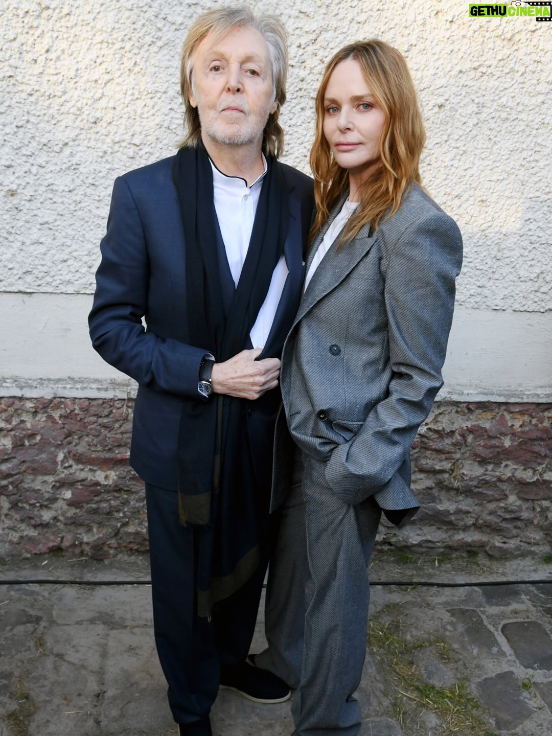 Stella McCartney - 11K Likes - Stella friends and family celebrating a love for animals, Mother Earth and conscious fashion. The Winter 2026 ready-to-collection is crafted from 93% responsible materials.
 
Featuring: @Oprah @GayleKing @PaulMcCartney 

#StellaMcCartney #StellaWinter26