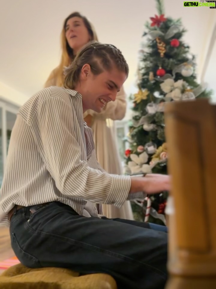 Stephanie Cayo - 82.7K Likes - Feliz Navidad para todos ustedes 🤍

Aquí 
Caos 100%
Calma 0% 
 
Ayer jugamos amigo secreto-
Entre cosas que dijeron para describirme que hizo que adivinaran (…) fue que dijeron que era una hippie 🤣
y… que me gusta mucho la decoración… y hoy pensé, más que la decoración… es crear…  Espacios que hablen de tu alma.
De lo que eres cuando nadie te ve.
De lo que te acompaña cuando estás solo.
Tu refugio.
Tu silencio habitado
Tu pequeño santuario.

Me duele todo 🫠