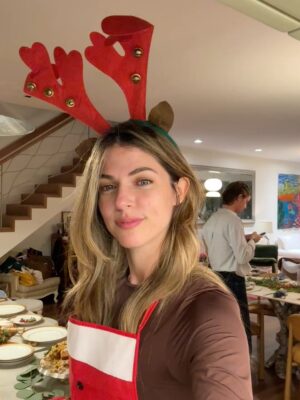Stephanie Cayo Instagram - Feliz Navidad para todos ustedes 🤍

Aquí 
Caos 100%
Calma 0% 
 
Ayer jugamos amigo secreto-
Entre cosas que dijeron para describirme que hizo que adivinaran (…) fue que dijeron que era una hippie 🤣
y… que me gusta mucho la decoración… y hoy pensé, más que la decoración… es crear…  Espacios que hablen de tu alma.
De lo que eres cuando nadie te ve.
De lo que te acompaña cuando estás solo.
Tu refugio.
Tu silencio habitado
Tu pequeño santuario.

Me duele todo 🫠