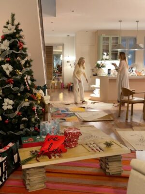 Stephanie Cayo Instagram - Feliz Navidad para todos ustedes 🤍

Aquí 
Caos 100%
Calma 0% 
 
Ayer jugamos amigo secreto-
Entre cosas que dijeron para describirme que hizo que adivinaran (…) fue que dijeron que era una hippie 🤣
y… que me gusta mucho la decoración… y hoy pensé, más que la decoración… es crear…  Espacios que hablen de tu alma.
De lo que eres cuando nadie te ve.
De lo que te acompaña cuando estás solo.
Tu refugio.
Tu silencio habitado
Tu pequeño santuario.

Me duele todo 🫠