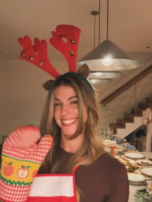 Stephanie Cayo Instagram - Feliz Navidad para todos ustedes 🤍

Aquí 
Caos 100%
Calma 0% 
 
Ayer jugamos amigo secreto-
Entre cosas que dijeron para describirme que hizo que adivinaran (…) fue que dijeron que era una hippie 🤣
y… que me gusta mucho la decoración… y hoy pensé, más que la decoración… es crear…  Espacios que hablen de tu alma.
De lo que eres cuando nadie te ve.
De lo que te acompaña cuando estás solo.
Tu refugio.
Tu silencio habitado
Tu pequeño santuario.

Me duele todo 🫠