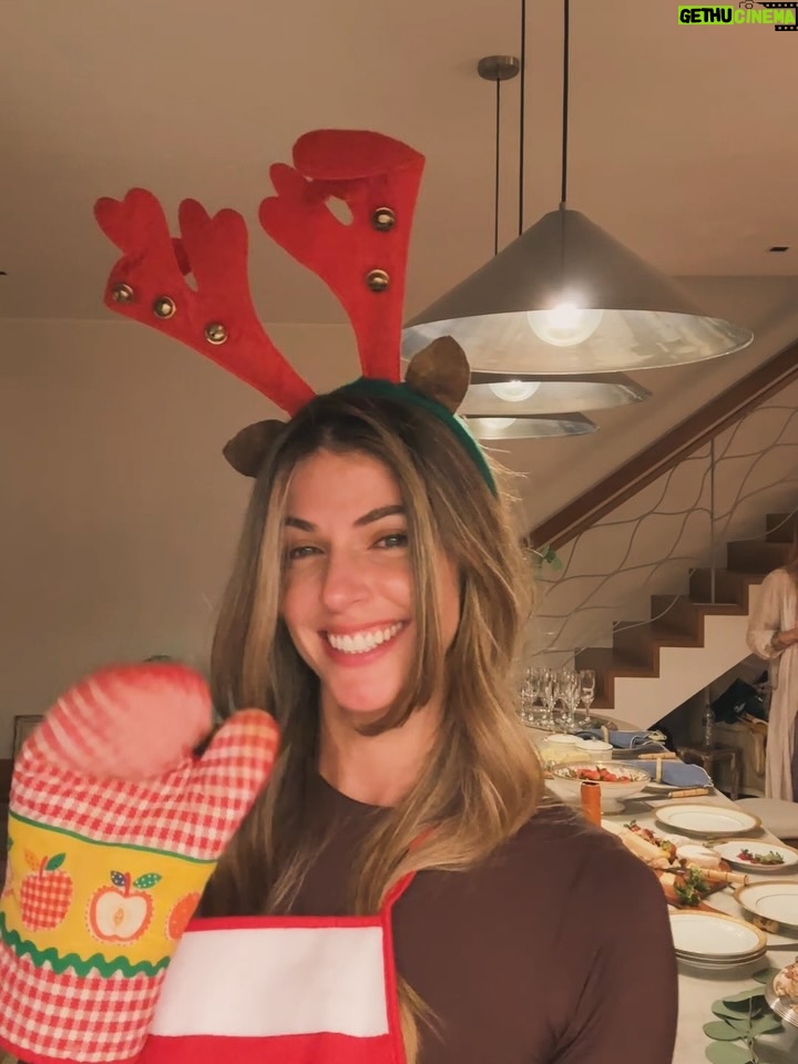 Stephanie Cayo - 82.7K Likes - Feliz Navidad para todos ustedes 🤍

Aquí 
Caos 100%
Calma 0% 
 
Ayer jugamos amigo secreto-
Entre cosas que dijeron para describirme que hizo que adivinaran (…) fue que dijeron que era una hippie 🤣
y… que me gusta mucho la decoración… y hoy pensé, más que la decoración… es crear…  Espacios que hablen de tu alma.
De lo que eres cuando nadie te ve.
De lo que te acompaña cuando estás solo.
Tu refugio.
Tu silencio habitado
Tu pequeño santuario.

Me duele todo 🫠