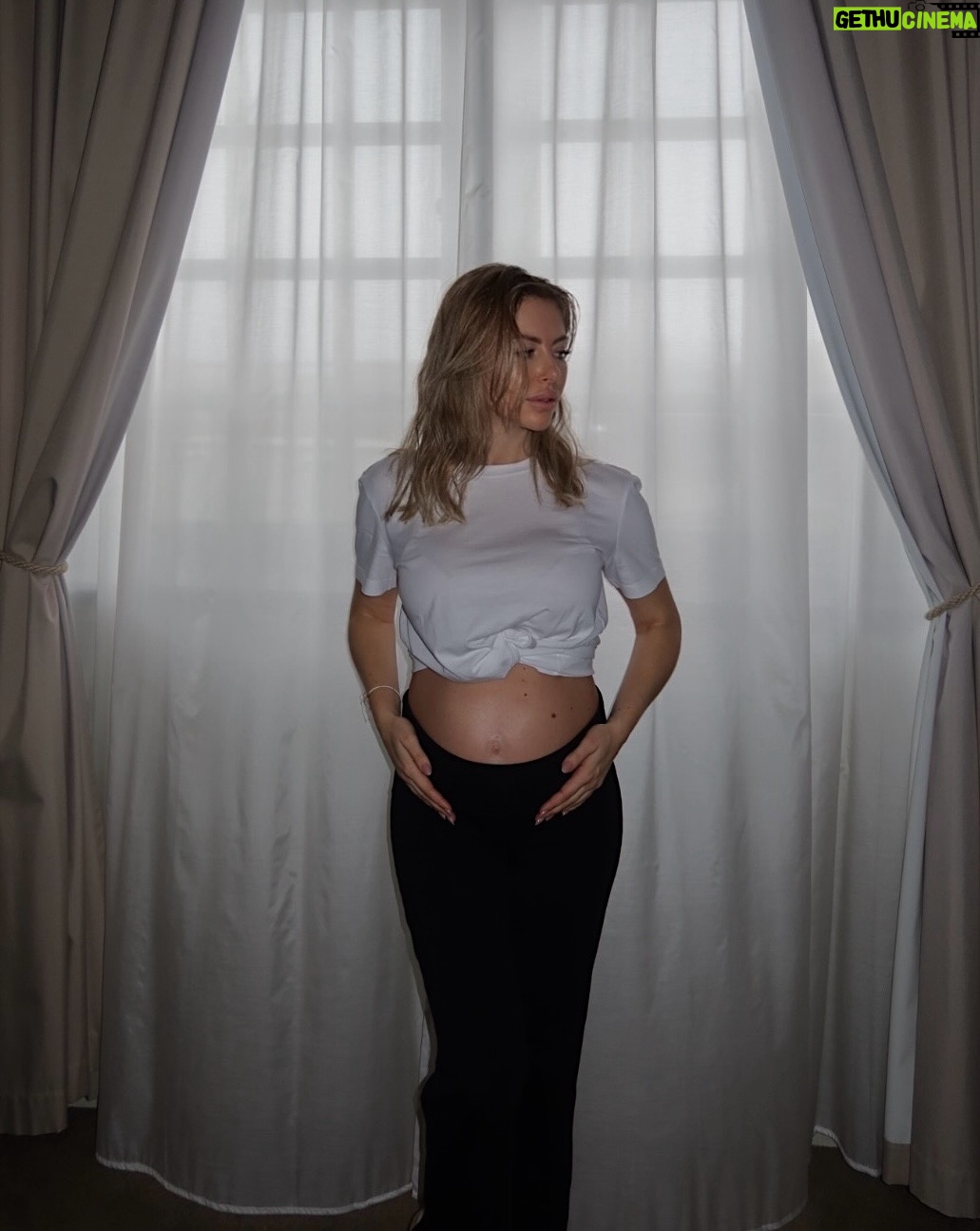 Stéphanie Clerbois - 55.4K Likes - Un hôtel, du calme et nous 🥹🤍
*invitation