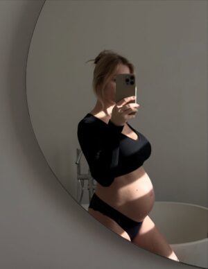 Stéphanie Clerbois Instagram - Baby bump dump ✨

Porter la vie est puissant
Le corps d’une femme est incroyable
Et même si je prends plus de poids que pour mes précédentes grossesses…
chaque kilo, aujourd’hui, n’est que du bonheur 🤍