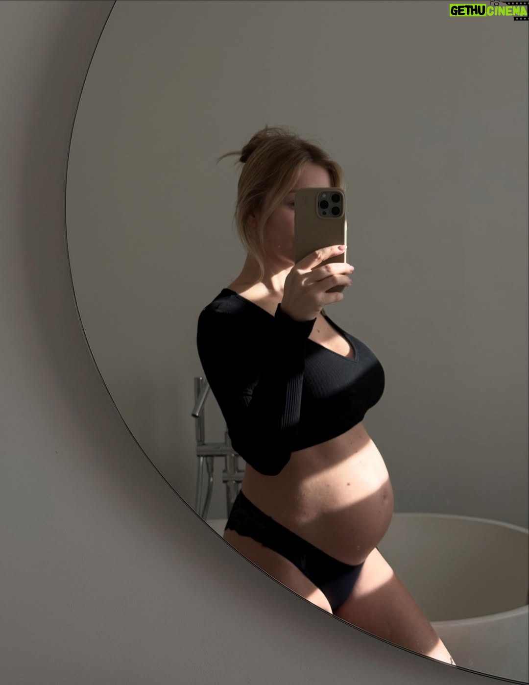 Stéphanie Clerbois - 90.3K Likes - Baby bump dump ✨

Porter la vie est puissant
Le corps d’une femme est incroyable
Et même si je prends plus de poids que pour mes précédentes grossesses…
chaque kilo, aujourd’hui, n’est que du bonheur 🤍