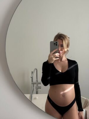 Stéphanie Clerbois Instagram - Baby bump dump ✨

Porter la vie est puissant
Le corps d’une femme est incroyable
Et même si je prends plus de poids que pour mes précédentes grossesses…
chaque kilo, aujourd’hui, n’est que du bonheur 🤍