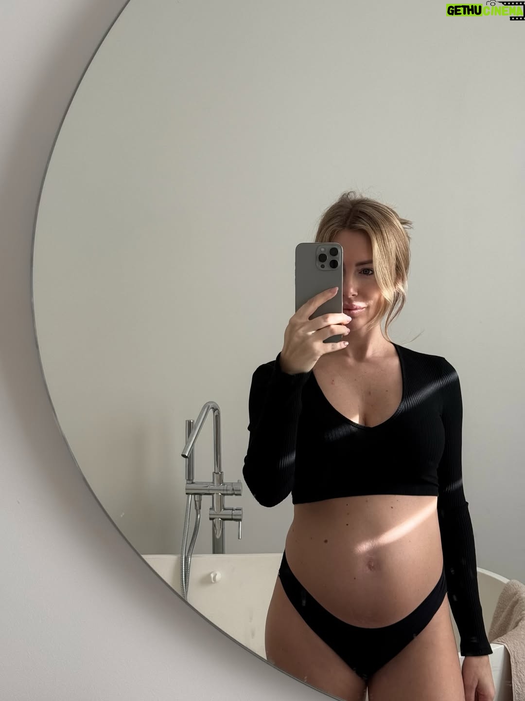 Stéphanie Clerbois - 90.3K Likes - Baby bump dump ✨

Porter la vie est puissant
Le corps d’une femme est incroyable
Et même si je prends plus de poids que pour mes précédentes grossesses…
chaque kilo, aujourd’hui, n’est que du bonheur 🤍