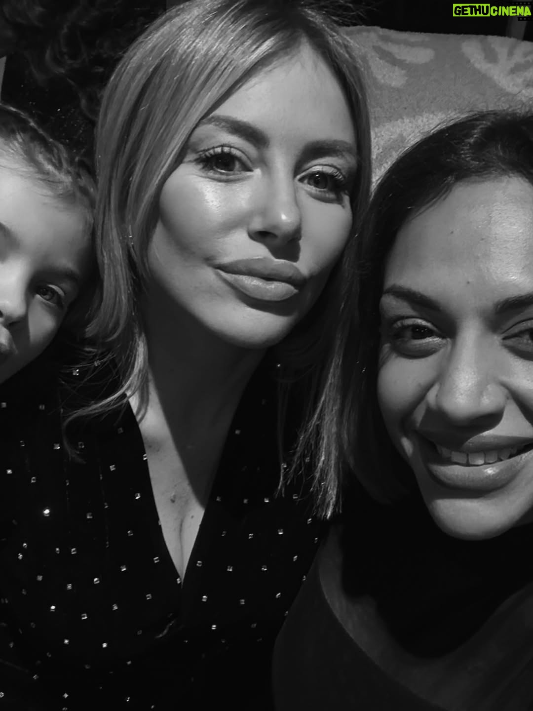 Stéphanie Clerbois - 38.2K Likes - Dump de fin d’année ✨ famille & amis 🥹🤍