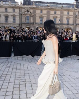 Stephanie Suganami Instagram - Few people juggle fashion, beauty, and running a business with as much ease as Stephanie Suganami (aka @steph_shep). After a whirlwind week at Paris Fashion Week and front-row moments at @louisvuitton, she spilled to L’OFFICIEL about Nicolas Ghesquière’s latest runway magic, how her relationship with fashion has evolved, and the one accessory she refuses to leave home without.

And after all the shows and chaos? “Honestly, the best reset is just going home,” she says. Read the full interview with Shep at the link in our bio!

Photography @katrin_aseeva_photo

#stephshep #stephaniesuganami #louisvuitton