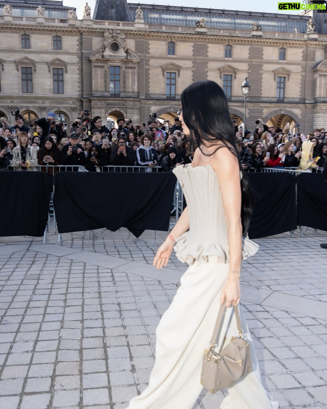 Stephanie Suganami - 1.2K Likes - Few people juggle fashion, beauty, and running a business with as much ease as Stephanie Suganami (aka @steph_shep). After a whirlwind week at Paris Fashion Week and front-row moments at @louisvuitton, she spilled to L’OFFICIEL about Nicolas Ghesquière’s latest runway magic, how her relationship with fashion has evolved, and the one accessory she refuses to leave home without.

And after all the shows and chaos? “Honestly, the best reset is just going home,” she says. Read the full interview with Shep at the link in our bio!

Photography @katrin_aseeva_photo

#stephshep #stephaniesuganami #louisvuitton