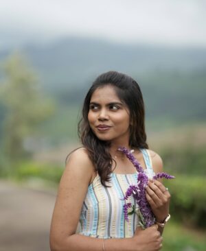 Suba Priya Arasarathinam Instagram - Petals of love ; roots of strength 🌼✨
MUA @archana_makeover_hair ♥️
Cameraperson @vicky_neoaiture_photography 🫶🏻