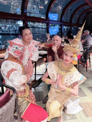 Sudarat Butrprom Instagram - ขอบคุณ 🙏🏻🚢เรือสำราญใจ และอาหารที่อร่อยมากๆ วันนี้ เช็คอินSaffron Cruise 
กับมหัศจรรย์ ดาดฟ้าเรือจำลองที่
เณรมิตรดาดฟ้าของโรงแรม 
มาวางบนเรือค่ะ
ขอบคุณ การเลี้ยงวันเกิดก่อนล่วงหน้าของพี่บู้จ้า 
 ✨ Saffron Cruise – ดินเนอร์ล่องเรือสุดหรูริมเจ้าพระยา ✨
ใครอยากดูเมนูอาหารแบบละเอียด สามารถคลิกดูได้ที่ลิงก์นี้เลยค่ะ👇
🔗 https://www.taste.banyantree.com/bt-bangkok-sfc-th

🌙 ดื่มด่ำบรรยากาศสุดโรแมนติกบนเรือ Saffron Cruise จาก Banyan Tree
🍽 อาหารไทยไฟน์ไดนิ่งรสชาติดี
🌆 ล่องชมวิวสองฝั่งเจ้าพระยายามค่ำ
📍 ออกจาก ICONSIAM / River City
@ferriderbubu369 
@saffrongrillbangkok