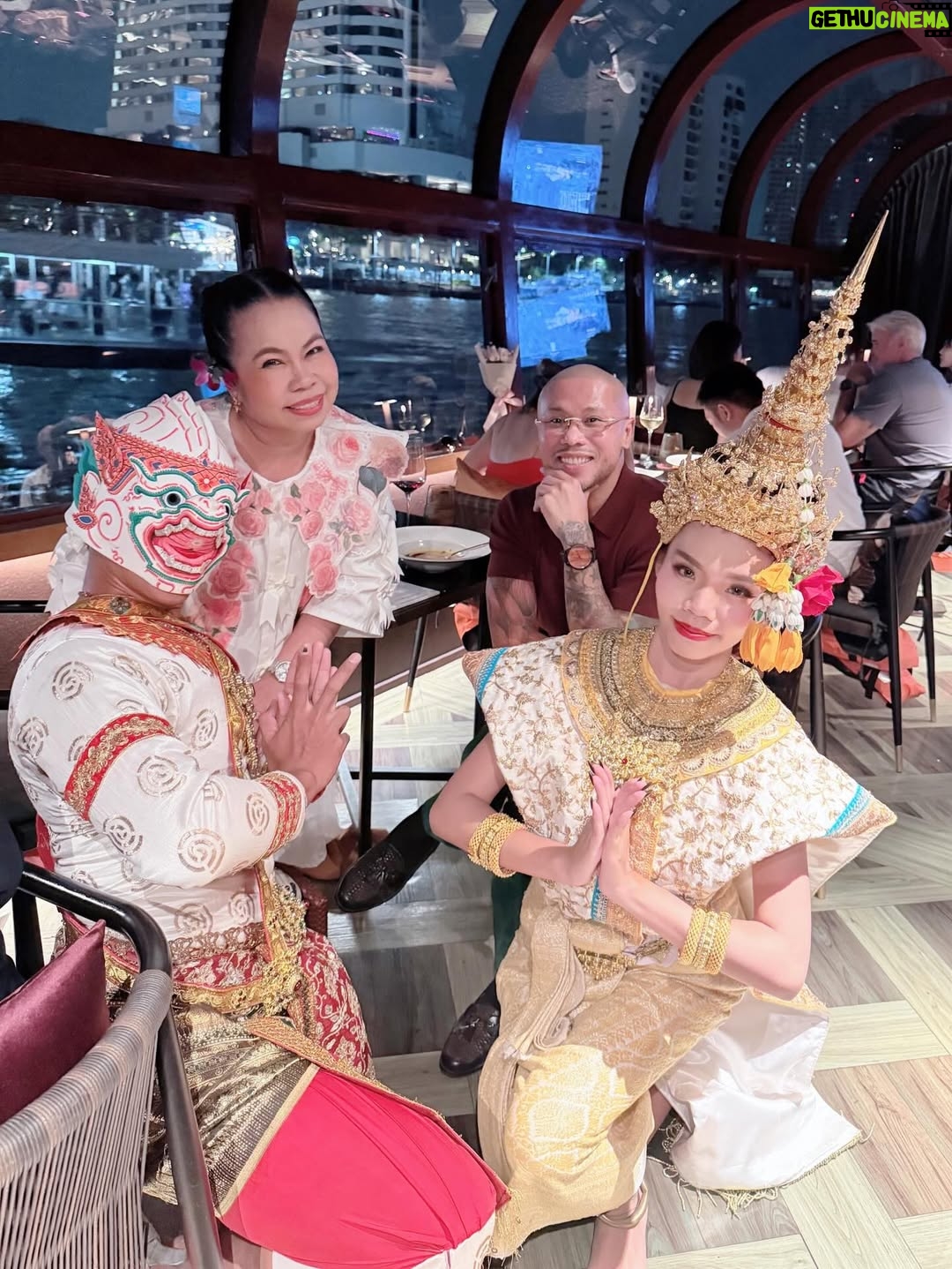 Sudarat Butrprom - 3.6K Likes - ขอบคุณ 🙏🏻🚢เรือสำราญใจ และอาหารที่อร่อยมากๆ วันนี้ เช็คอินSaffron Cruise 
กับมหัศจรรย์ ดาดฟ้าเรือจำลองที่
เณรมิตรดาดฟ้าของโรงแรม 
มาวางบนเรือค่ะ
ขอบคุณ การเลี้ยงวันเกิดก่อนล่วงหน้าของพี่บู้จ้า 
 ✨ Saffron Cruise – ดินเนอร์ล่องเรือสุดหรูริมเจ้าพระยา ✨
ใครอยากดูเมนูอาหารแบบละเอียด สามารถคลิกดูได้ที่ลิงก์นี้เลยค่ะ👇
🔗 https://www.taste.banyantree.com/bt-bangkok-sfc-th

🌙 ดื่มด่ำบรรยากาศสุดโรแมนติกบนเรือ Saffron Cruise จาก Banyan Tree
🍽 อาหารไทยไฟน์ไดนิ่งรสชาติดี
🌆 ล่องชมวิวสองฝั่งเจ้าพระยายามค่ำ
📍 ออกจาก ICONSIAM / River City
@ferriderbubu369 
@saffrongrillbangkok