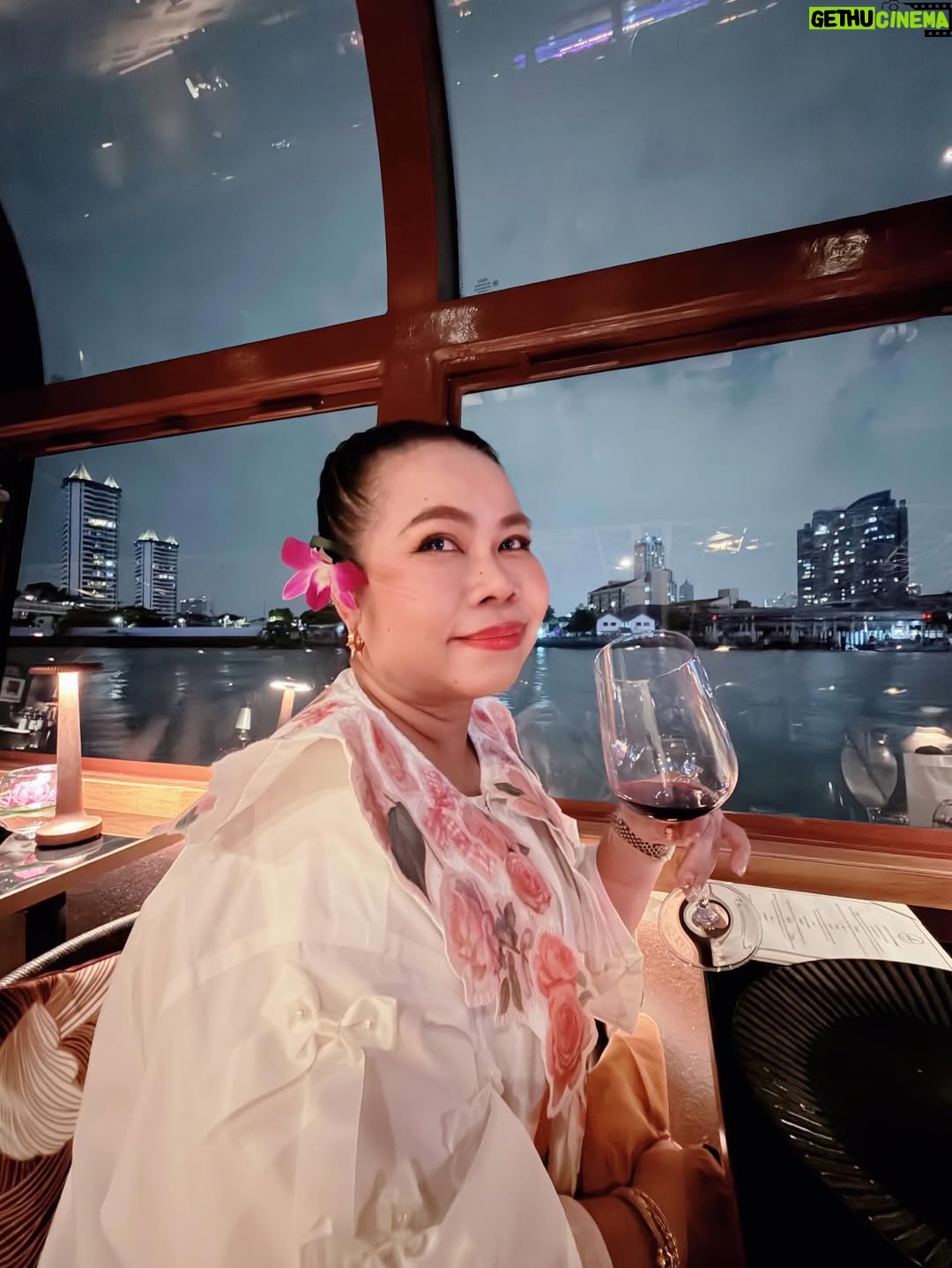 Sudarat Butrprom - 3.6K Likes - ขอบคุณ 🙏🏻🚢เรือสำราญใจ และอาหารที่อร่อยมากๆ วันนี้ เช็คอินSaffron Cruise 
กับมหัศจรรย์ ดาดฟ้าเรือจำลองที่
เณรมิตรดาดฟ้าของโรงแรม 
มาวางบนเรือค่ะ
ขอบคุณ การเลี้ยงวันเกิดก่อนล่วงหน้าของพี่บู้จ้า 
 ✨ Saffron Cruise – ดินเนอร์ล่องเรือสุดหรูริมเจ้าพระยา ✨
ใครอยากดูเมนูอาหารแบบละเอียด สามารถคลิกดูได้ที่ลิงก์นี้เลยค่ะ👇
🔗 https://www.taste.banyantree.com/bt-bangkok-sfc-th

🌙 ดื่มด่ำบรรยากาศสุดโรแมนติกบนเรือ Saffron Cruise จาก Banyan Tree
🍽 อาหารไทยไฟน์ไดนิ่งรสชาติดี
🌆 ล่องชมวิวสองฝั่งเจ้าพระยายามค่ำ
📍 ออกจาก ICONSIAM / River City
@ferriderbubu369 
@saffrongrillbangkok