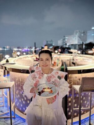 Sudarat Butrprom Instagram - ขอบคุณ 🙏🏻🚢เรือสำราญใจ และอาหารที่อร่อยมากๆ วันนี้ เช็คอินSaffron Cruise 
กับมหัศจรรย์ ดาดฟ้าเรือจำลองที่
เณรมิตรดาดฟ้าของโรงแรม 
มาวางบนเรือค่ะ
ขอบคุณ การเลี้ยงวันเกิดก่อนล่วงหน้าของพี่บู้จ้า 
 ✨ Saffron Cruise – ดินเนอร์ล่องเรือสุดหรูริมเจ้าพระยา ✨
ใครอยากดูเมนูอาหารแบบละเอียด สามารถคลิกดูได้ที่ลิงก์นี้เลยค่ะ👇
🔗 https://www.taste.banyantree.com/bt-bangkok-sfc-th

🌙 ดื่มด่ำบรรยากาศสุดโรแมนติกบนเรือ Saffron Cruise จาก Banyan Tree
🍽 อาหารไทยไฟน์ไดนิ่งรสชาติดี
🌆 ล่องชมวิวสองฝั่งเจ้าพระยายามค่ำ
📍 ออกจาก ICONSIAM / River City
@ferriderbubu369 
@saffrongrillbangkok