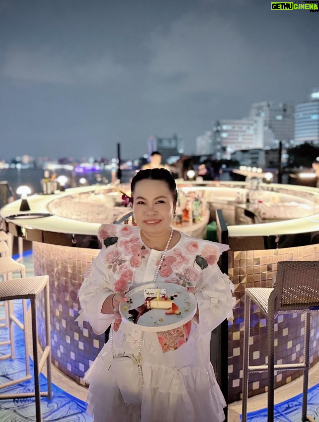 Sudarat Butrprom - 3.6K Likes - ขอบคุณ 🙏🏻🚢เรือสำราญใจ และอาหารที่อร่อยมากๆ วันนี้ เช็คอินSaffron Cruise 
กับมหัศจรรย์ ดาดฟ้าเรือจำลองที่
เณรมิตรดาดฟ้าของโรงแรม 
มาวางบนเรือค่ะ
ขอบคุณ การเลี้ยงวันเกิดก่อนล่วงหน้าของพี่บู้จ้า 
 ✨ Saffron Cruise – ดินเนอร์ล่องเรือสุดหรูริมเจ้าพระยา ✨
ใครอยากดูเมนูอาหารแบบละเอียด สามารถคลิกดูได้ที่ลิงก์นี้เลยค่ะ👇
🔗 https://www.taste.banyantree.com/bt-bangkok-sfc-th

🌙 ดื่มด่ำบรรยากาศสุดโรแมนติกบนเรือ Saffron Cruise จาก Banyan Tree
🍽 อาหารไทยไฟน์ไดนิ่งรสชาติดี
🌆 ล่องชมวิวสองฝั่งเจ้าพระยายามค่ำ
📍 ออกจาก ICONSIAM / River City
@ferriderbubu369 
@saffrongrillbangkok