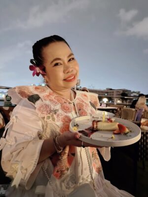 Sudarat Butrprom Instagram - ขอบคุณ 🙏🏻🚢เรือสำราญใจ และอาหารที่อร่อยมากๆ วันนี้ เช็คอินSaffron Cruise 
กับมหัศจรรย์ ดาดฟ้าเรือจำลองที่
เณรมิตรดาดฟ้าของโรงแรม 
มาวางบนเรือค่ะ
ขอบคุณ การเลี้ยงวันเกิดก่อนล่วงหน้าของพี่บู้จ้า 
 ✨ Saffron Cruise – ดินเนอร์ล่องเรือสุดหรูริมเจ้าพระยา ✨
ใครอยากดูเมนูอาหารแบบละเอียด สามารถคลิกดูได้ที่ลิงก์นี้เลยค่ะ👇
🔗 https://www.taste.banyantree.com/bt-bangkok-sfc-th

🌙 ดื่มด่ำบรรยากาศสุดโรแมนติกบนเรือ Saffron Cruise จาก Banyan Tree
🍽 อาหารไทยไฟน์ไดนิ่งรสชาติดี
🌆 ล่องชมวิวสองฝั่งเจ้าพระยายามค่ำ
📍 ออกจาก ICONSIAM / River City
@ferriderbubu369 
@saffrongrillbangkok