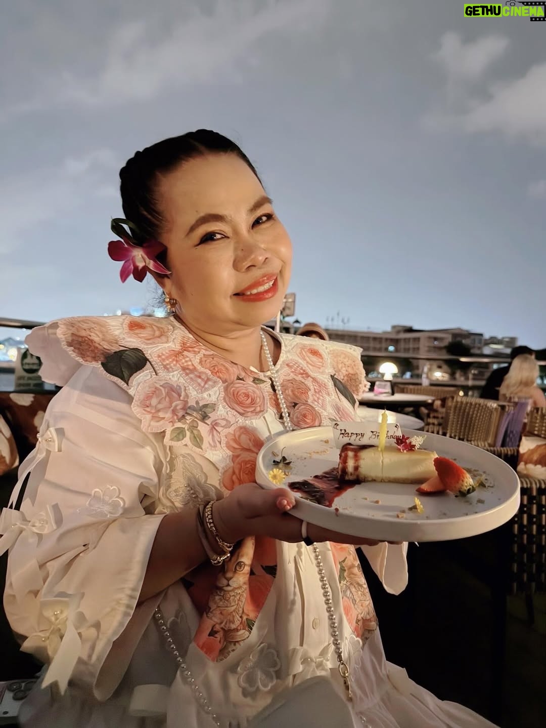Sudarat Butrprom - 3.6K Likes - ขอบคุณ 🙏🏻🚢เรือสำราญใจ และอาหารที่อร่อยมากๆ วันนี้ เช็คอินSaffron Cruise 
กับมหัศจรรย์ ดาดฟ้าเรือจำลองที่
เณรมิตรดาดฟ้าของโรงแรม 
มาวางบนเรือค่ะ
ขอบคุณ การเลี้ยงวันเกิดก่อนล่วงหน้าของพี่บู้จ้า 
 ✨ Saffron Cruise – ดินเนอร์ล่องเรือสุดหรูริมเจ้าพระยา ✨
ใครอยากดูเมนูอาหารแบบละเอียด สามารถคลิกดูได้ที่ลิงก์นี้เลยค่ะ👇
🔗 https://www.taste.banyantree.com/bt-bangkok-sfc-th

🌙 ดื่มด่ำบรรยากาศสุดโรแมนติกบนเรือ Saffron Cruise จาก Banyan Tree
🍽 อาหารไทยไฟน์ไดนิ่งรสชาติดี
🌆 ล่องชมวิวสองฝั่งเจ้าพระยายามค่ำ
📍 ออกจาก ICONSIAM / River City
@ferriderbubu369 
@saffrongrillbangkok
