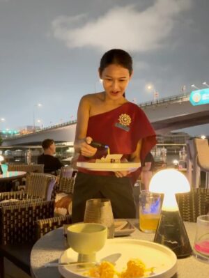 Sudarat Butrprom Instagram - ขอบคุณ 🙏🏻🚢เรือสำราญใจ และอาหารที่อร่อยมากๆ วันนี้ เช็คอินSaffron Cruise 
กับมหัศจรรย์ ดาดฟ้าเรือจำลองที่
เณรมิตรดาดฟ้าของโรงแรม 
มาวางบนเรือค่ะ
ขอบคุณ การเลี้ยงวันเกิดก่อนล่วงหน้าของพี่บู้จ้า 
 ✨ Saffron Cruise – ดินเนอร์ล่องเรือสุดหรูริมเจ้าพระยา ✨
ใครอยากดูเมนูอาหารแบบละเอียด สามารถคลิกดูได้ที่ลิงก์นี้เลยค่ะ👇
🔗 https://www.taste.banyantree.com/bt-bangkok-sfc-th

🌙 ดื่มด่ำบรรยากาศสุดโรแมนติกบนเรือ Saffron Cruise จาก Banyan Tree
🍽 อาหารไทยไฟน์ไดนิ่งรสชาติดี
🌆 ล่องชมวิวสองฝั่งเจ้าพระยายามค่ำ
📍 ออกจาก ICONSIAM / River City
@ferriderbubu369 
@saffrongrillbangkok