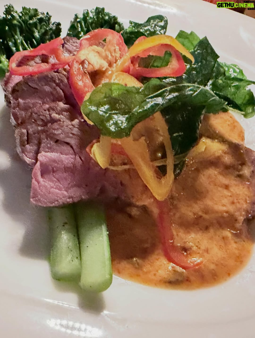 Sudarat Butrprom - 3.6K Likes - ขอบคุณ 🙏🏻🚢เรือสำราญใจ และอาหารที่อร่อยมากๆ วันนี้ เช็คอินSaffron Cruise 
กับมหัศจรรย์ ดาดฟ้าเรือจำลองที่
เณรมิตรดาดฟ้าของโรงแรม 
มาวางบนเรือค่ะ
ขอบคุณ การเลี้ยงวันเกิดก่อนล่วงหน้าของพี่บู้จ้า 
 ✨ Saffron Cruise – ดินเนอร์ล่องเรือสุดหรูริมเจ้าพระยา ✨
ใครอยากดูเมนูอาหารแบบละเอียด สามารถคลิกดูได้ที่ลิงก์นี้เลยค่ะ👇
🔗 https://www.taste.banyantree.com/bt-bangkok-sfc-th

🌙 ดื่มด่ำบรรยากาศสุดโรแมนติกบนเรือ Saffron Cruise จาก Banyan Tree
🍽 อาหารไทยไฟน์ไดนิ่งรสชาติดี
🌆 ล่องชมวิวสองฝั่งเจ้าพระยายามค่ำ
📍 ออกจาก ICONSIAM / River City
@ferriderbubu369 
@saffrongrillbangkok