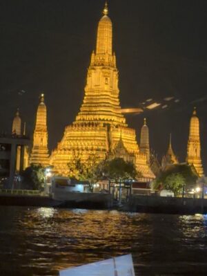 Sudarat Butrprom Instagram - ขอบคุณ 🙏🏻🚢เรือสำราญใจ และอาหารที่อร่อยมากๆ วันนี้ เช็คอินSaffron Cruise 
กับมหัศจรรย์ ดาดฟ้าเรือจำลองที่
เณรมิตรดาดฟ้าของโรงแรม 
มาวางบนเรือค่ะ
ขอบคุณ การเลี้ยงวันเกิดก่อนล่วงหน้าของพี่บู้จ้า 
 ✨ Saffron Cruise – ดินเนอร์ล่องเรือสุดหรูริมเจ้าพระยา ✨
ใครอยากดูเมนูอาหารแบบละเอียด สามารถคลิกดูได้ที่ลิงก์นี้เลยค่ะ👇
🔗 https://www.taste.banyantree.com/bt-bangkok-sfc-th

🌙 ดื่มด่ำบรรยากาศสุดโรแมนติกบนเรือ Saffron Cruise จาก Banyan Tree
🍽 อาหารไทยไฟน์ไดนิ่งรสชาติดี
🌆 ล่องชมวิวสองฝั่งเจ้าพระยายามค่ำ
📍 ออกจาก ICONSIAM / River City
@ferriderbubu369 
@saffrongrillbangkok