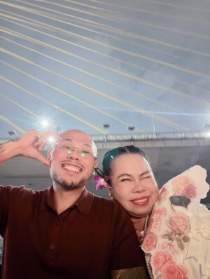 Sudarat Butrprom Instagram - ขอบคุณ 🙏🏻🚢เรือสำราญใจ และอาหารที่อร่อยมากๆ วันนี้ เช็คอินSaffron Cruise 
กับมหัศจรรย์ ดาดฟ้าเรือจำลองที่
เณรมิตรดาดฟ้าของโรงแรม 
มาวางบนเรือค่ะ
ขอบคุณ การเลี้ยงวันเกิดก่อนล่วงหน้าของพี่บู้จ้า 
 ✨ Saffron Cruise – ดินเนอร์ล่องเรือสุดหรูริมเจ้าพระยา ✨
ใครอยากดูเมนูอาหารแบบละเอียด สามารถคลิกดูได้ที่ลิงก์นี้เลยค่ะ👇
🔗 https://www.taste.banyantree.com/bt-bangkok-sfc-th

🌙 ดื่มด่ำบรรยากาศสุดโรแมนติกบนเรือ Saffron Cruise จาก Banyan Tree
🍽 อาหารไทยไฟน์ไดนิ่งรสชาติดี
🌆 ล่องชมวิวสองฝั่งเจ้าพระยายามค่ำ
📍 ออกจาก ICONSIAM / River City
@ferriderbubu369 
@saffrongrillbangkok