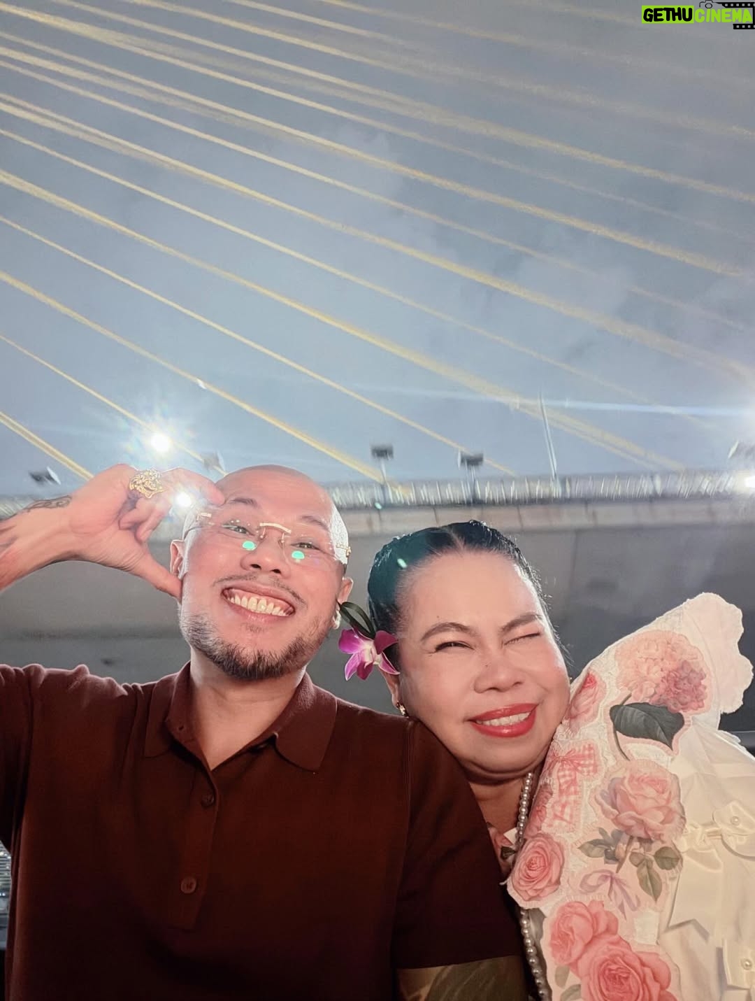 Sudarat Butrprom - 3.6K Likes - ขอบคุณ 🙏🏻🚢เรือสำราญใจ และอาหารที่อร่อยมากๆ วันนี้ เช็คอินSaffron Cruise 
กับมหัศจรรย์ ดาดฟ้าเรือจำลองที่
เณรมิตรดาดฟ้าของโรงแรม 
มาวางบนเรือค่ะ
ขอบคุณ การเลี้ยงวันเกิดก่อนล่วงหน้าของพี่บู้จ้า 
 ✨ Saffron Cruise – ดินเนอร์ล่องเรือสุดหรูริมเจ้าพระยา ✨
ใครอยากดูเมนูอาหารแบบละเอียด สามารถคลิกดูได้ที่ลิงก์นี้เลยค่ะ👇
🔗 https://www.taste.banyantree.com/bt-bangkok-sfc-th

🌙 ดื่มด่ำบรรยากาศสุดโรแมนติกบนเรือ Saffron Cruise จาก Banyan Tree
🍽 อาหารไทยไฟน์ไดนิ่งรสชาติดี
🌆 ล่องชมวิวสองฝั่งเจ้าพระยายามค่ำ
📍 ออกจาก ICONSIAM / River City
@ferriderbubu369 
@saffrongrillbangkok