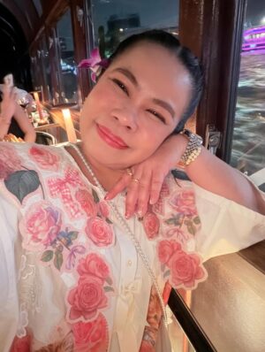 Sudarat Butrprom Instagram - ขอบคุณ 🙏🏻🚢เรือสำราญใจ และอาหารที่อร่อยมากๆ วันนี้ เช็คอินSaffron Cruise 
กับมหัศจรรย์ ดาดฟ้าเรือจำลองที่
เณรมิตรดาดฟ้าของโรงแรม 
มาวางบนเรือค่ะ
ขอบคุณ การเลี้ยงวันเกิดก่อนล่วงหน้าของพี่บู้จ้า 
 ✨ Saffron Cruise – ดินเนอร์ล่องเรือสุดหรูริมเจ้าพระยา ✨
ใครอยากดูเมนูอาหารแบบละเอียด สามารถคลิกดูได้ที่ลิงก์นี้เลยค่ะ👇
🔗 https://www.taste.banyantree.com/bt-bangkok-sfc-th

🌙 ดื่มด่ำบรรยากาศสุดโรแมนติกบนเรือ Saffron Cruise จาก Banyan Tree
🍽 อาหารไทยไฟน์ไดนิ่งรสชาติดี
🌆 ล่องชมวิวสองฝั่งเจ้าพระยายามค่ำ
📍 ออกจาก ICONSIAM / River City
@ferriderbubu369 
@saffrongrillbangkok