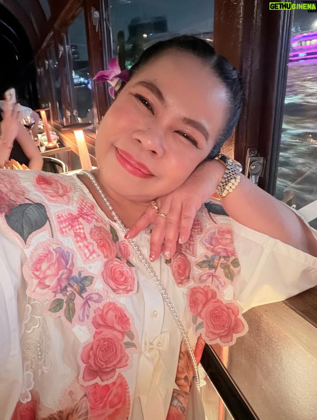 Sudarat Butrprom - 3.6K Likes - ขอบคุณ 🙏🏻🚢เรือสำราญใจ และอาหารที่อร่อยมากๆ วันนี้ เช็คอินSaffron Cruise 
กับมหัศจรรย์ ดาดฟ้าเรือจำลองที่
เณรมิตรดาดฟ้าของโรงแรม 
มาวางบนเรือค่ะ
ขอบคุณ การเลี้ยงวันเกิดก่อนล่วงหน้าของพี่บู้จ้า 
 ✨ Saffron Cruise – ดินเนอร์ล่องเรือสุดหรูริมเจ้าพระยา ✨
ใครอยากดูเมนูอาหารแบบละเอียด สามารถคลิกดูได้ที่ลิงก์นี้เลยค่ะ👇
🔗 https://www.taste.banyantree.com/bt-bangkok-sfc-th

🌙 ดื่มด่ำบรรยากาศสุดโรแมนติกบนเรือ Saffron Cruise จาก Banyan Tree
🍽 อาหารไทยไฟน์ไดนิ่งรสชาติดี
🌆 ล่องชมวิวสองฝั่งเจ้าพระยายามค่ำ
📍 ออกจาก ICONSIAM / River City
@ferriderbubu369 
@saffrongrillbangkok