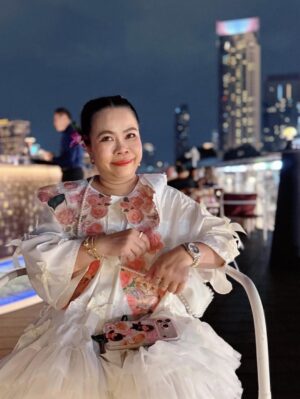 Sudarat Butrprom Instagram - ขอบคุณ 🙏🏻🚢เรือสำราญใจ และอาหารที่อร่อยมากๆ วันนี้ เช็คอินSaffron Cruise 
กับมหัศจรรย์ ดาดฟ้าเรือจำลองที่
เณรมิตรดาดฟ้าของโรงแรม 
มาวางบนเรือค่ะ
ขอบคุณ การเลี้ยงวันเกิดก่อนล่วงหน้าของพี่บู้จ้า 
 ✨ Saffron Cruise – ดินเนอร์ล่องเรือสุดหรูริมเจ้าพระยา ✨
ใครอยากดูเมนูอาหารแบบละเอียด สามารถคลิกดูได้ที่ลิงก์นี้เลยค่ะ👇
🔗 https://www.taste.banyantree.com/bt-bangkok-sfc-th

🌙 ดื่มด่ำบรรยากาศสุดโรแมนติกบนเรือ Saffron Cruise จาก Banyan Tree
🍽 อาหารไทยไฟน์ไดนิ่งรสชาติดี
🌆 ล่องชมวิวสองฝั่งเจ้าพระยายามค่ำ
📍 ออกจาก ICONSIAM / River City
@ferriderbubu369 
@saffrongrillbangkok